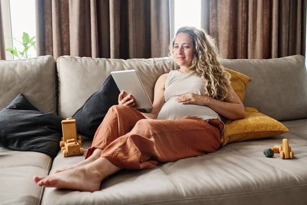 Mujer Embarazada Feliz Ropa Casualwear Comunicarse Chat Vídeo Mientras Está — Foto de Stock