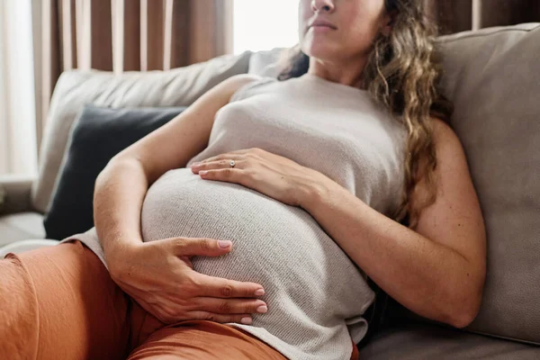 Ung Gravid Kvinde Holder Hænder Hendes Mave Mens Hun Hviler - Stock-foto