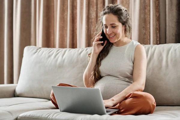 Uśmiechnięta Kobieta Ciąży Smartfonem Przez Ucho Zamawianie Produktów Spożywczych Telefon — Zdjęcie stockowe