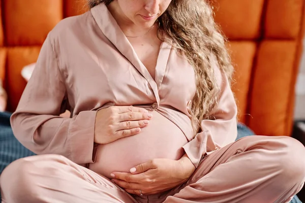 Junge Schwangere Frau Rosa Homewear Berührt Ihren Bauch Mit Zukünftigem — Stockfoto
