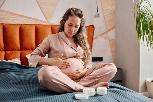 Genç Hamile Bir Kadın Çift Kişilik Yatakta Oturup Uyumaya Hazırlanırken — Stok fotoğraf