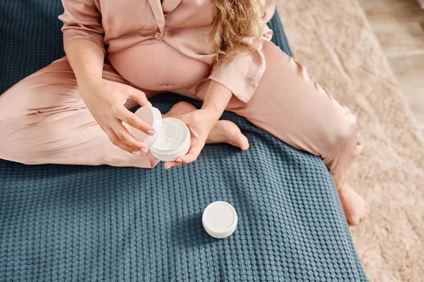 Shot Young Pregnant Woman Pink Silk Pajamas Holding White Open — Stock Photo, Image