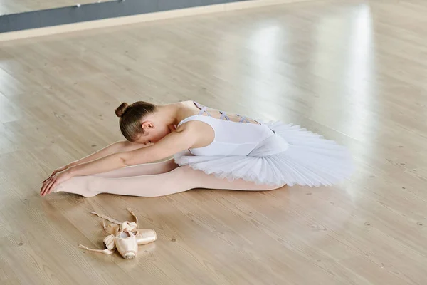 Vista Cima Jovens Bailarina Flexível Dobrando Para Frente Durante Exercício — Fotografia de Stock