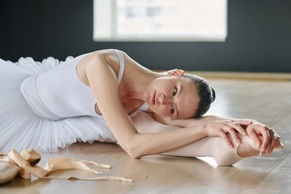 Půvabná Flexibilní Žena Která Drží Hlavu Protažené Noze Při Cvičení — Stock fotografie