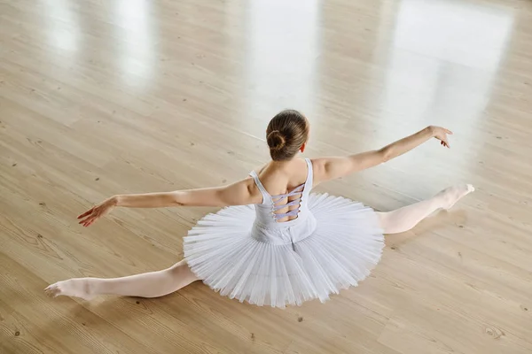 Acima Vista Jovem Bailarina Magro Praticando Dos Exercícios Coreográficos Chão — Fotografia de Stock
