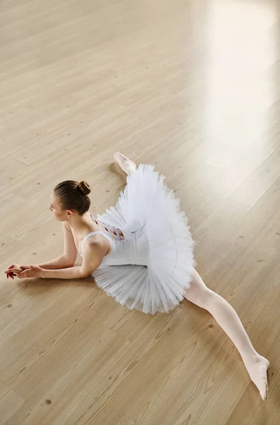 Powyżej Kąta Wdzięcznej Tancerki Baletowej Białej Tutu Siedzącej Sznurku Podłodze — Zdjęcie stockowe