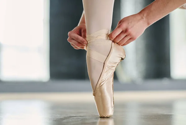 Hands Ballerina Tying Silk Ribbons Pointe Shoe While Keeping Foot — Stock Photo, Image