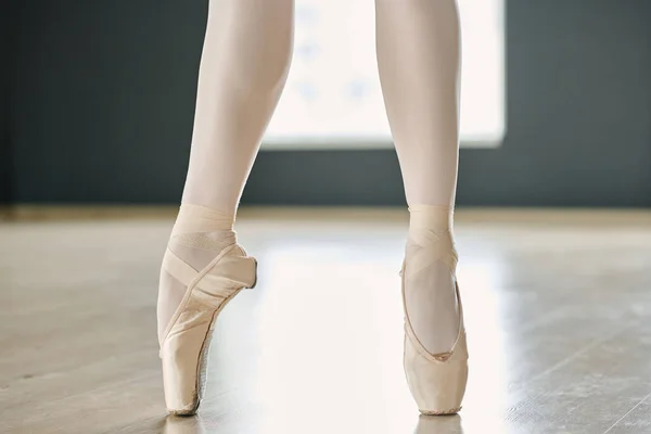 스타킹을 발끝에 신발을 발레리나의 가느다란 반복적으로 발끝으로 — 스톡 사진