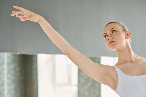 Joven Bailarina Ballet Elegante Con Brazo Extendido Mirando Hacia Adelante —  Fotos de Stock
