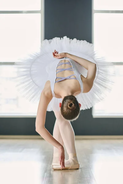 Jovem Bailarina Tutu Branco Meia Calça Dobrando Para Frente Após — Fotografia de Stock