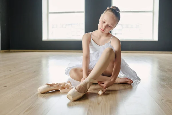 Jovem Bailarina Loira Tutu Branco Leggins Bege Amarrando Seus Sapatos — Fotografia de Stock