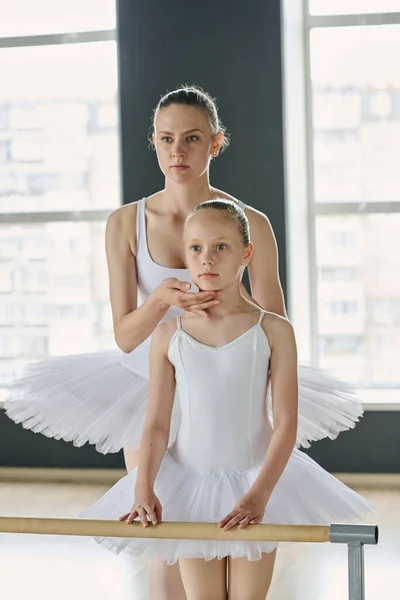 Giovane Insegnante Balletto Suo Allievo Giovane Tutù Bianco Piedi Bar — Foto Stock