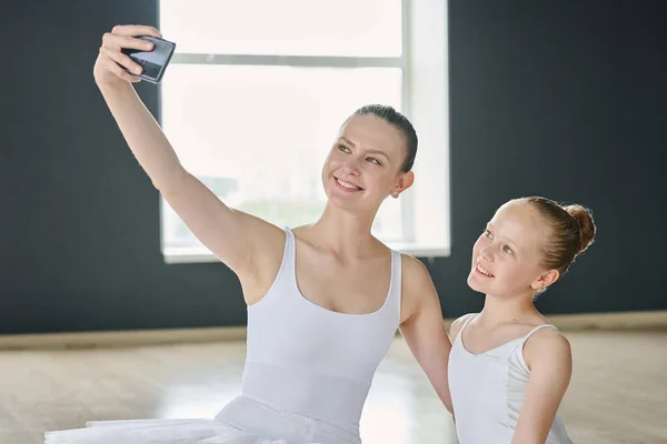 Νεαρή Χαμογελαστή Γυναίκα Λευκό Tutu Κρατώντας Smartphone Ενώ Κάνει Selfie — Φωτογραφία Αρχείου