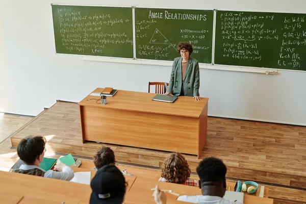 Joven Profesor Confianza Álgebra Explicar Las Relaciones Ángulo Los Estudiantes — Foto de Stock