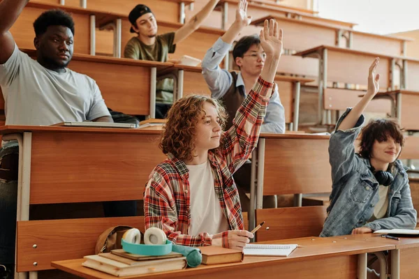 Flera Unga Rasblandade Studenter Lyfter Händerna För Att Ställa Frågor — Stockfoto