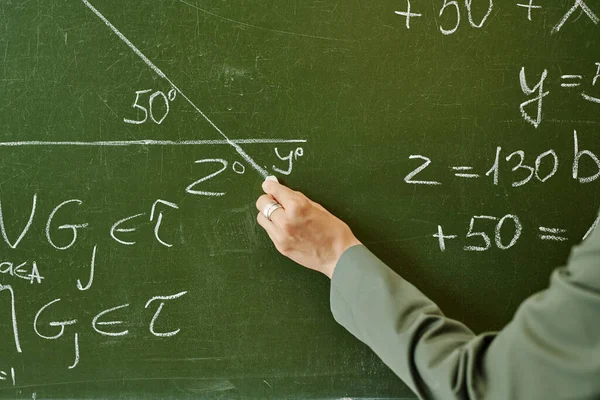 Hand Ung Lärare Geometri Ritning Triangel Med Okänd Vinkel Samtidigt — Stockfoto