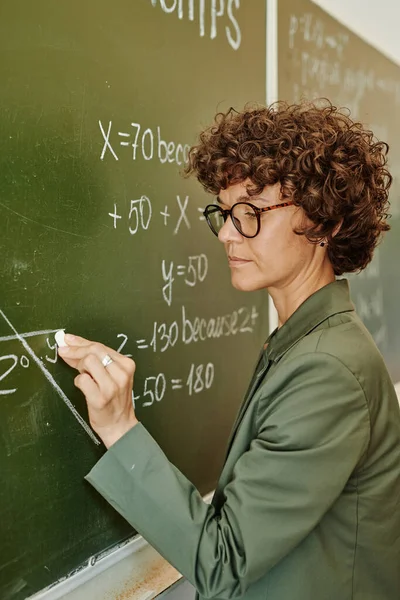 Gözlüklü Genç Kendine Güvenen Öğretmen Akıllı Günlük Kıyafet Teoremi Açıklarken — Stok fotoğraf