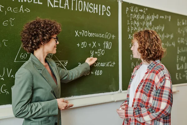 Självsäker Lärare Som Förklarar Kvinnliga Studenter Hur Man Löser Ekvationer — Stockfoto