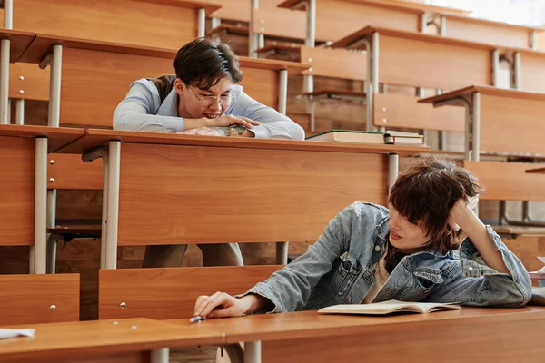 Zwei Jugendliche Interrassische Studenten Freizeitkleidung Sitzen Der Pause Schreibtisch Hörsaal — Stockfoto
