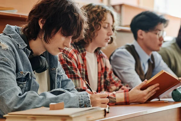 Reihe Mehrerer Interkultureller Teenager Freizeitanzügen Die Schreibtisch Hörsaal Notizen Machen — Stockfoto