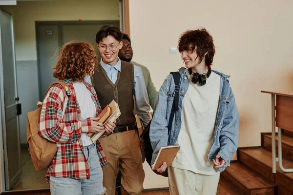 Ευτυχισμένοι Έφηβοι Μαθητές Λυκείου Casualwear Συζητώντας Ειδήσεις Κατά Την Είσοδο — Φωτογραφία Αρχείου