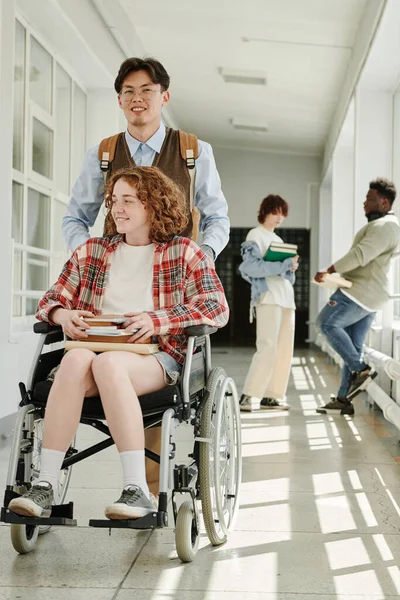 Счастливый Азиат Толкает Инвалидное Кресло Милой Улыбчивой Девочкой Подростком Двигаясь — стоковое фото