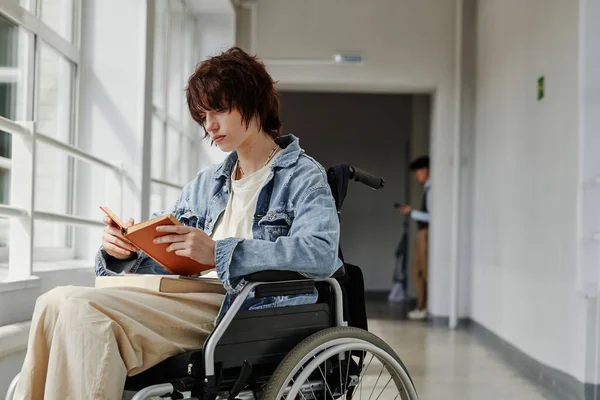 Серьёзная Девочка Подросток Повседневной Одежде Читает Книгу Сидя Инвалидной Коляске — стоковое фото