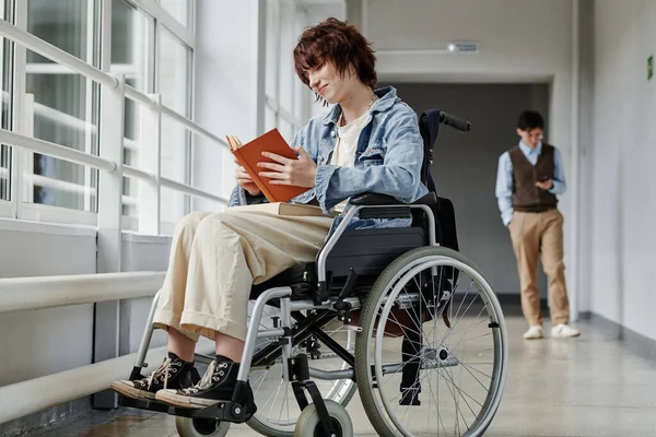 Χαριτωμένο Έφηβο Κορίτσι Casualwear Κάθεται Αναπηρική Καρέκλα Και Ανάγνωση Βιβλίο — Φωτογραφία Αρχείου
