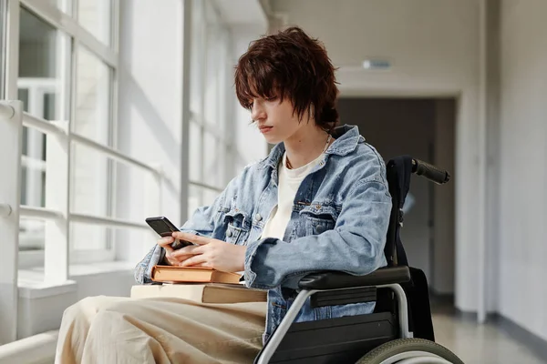 Молодая Студентка Инвалидной Коляске Пишет Смс Смартфоне Ищет Онлайн Информацию — стоковое фото
