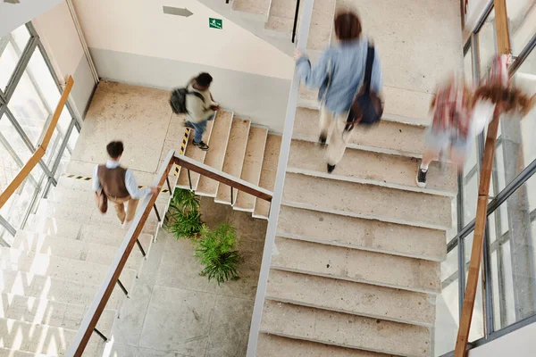 大型现代大学内的多文化男女高中生在楼梯上的激流运动 — 图库照片