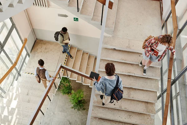 Visão Geral Estudantes Adolescentes Subindo Descendo Escadas Corredor Enquanto Saem — Fotografia de Stock