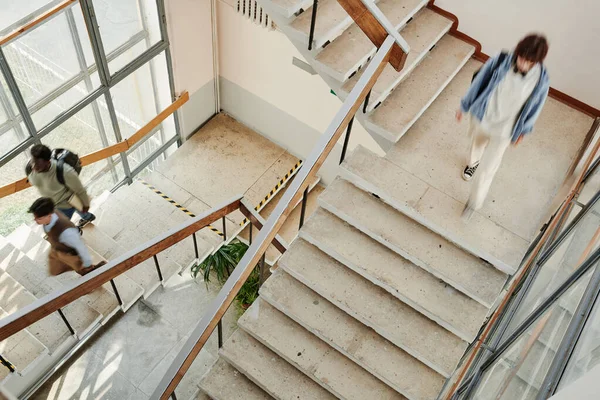 现代大学或其他高中的学生在离家或去礼堂时沿着楼梯移动 — 图库照片