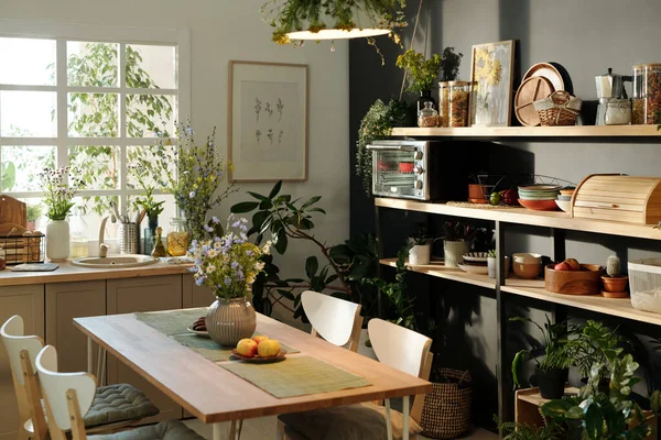 Interior Cozy Kitchen Chairs Surrounding Table Napkins Wildflowers Vase Apples — Stock Photo, Image