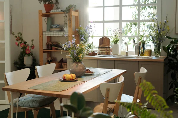 Quatre Chaises Entourant Une Table Bois Avec Des Pommes Fraîches — Photo