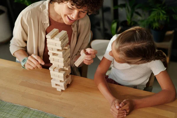 Bovenaanzicht Van Schattige Jeugdige Meisje Kijken Naar Toren Tafel Terwijl — Stockfoto