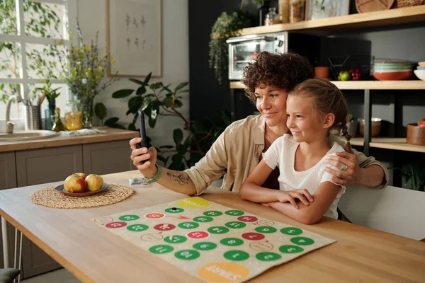 집에서 게임을 스마트폰으로 셀카를 만들고 여성을 가르치는 — 스톡 사진