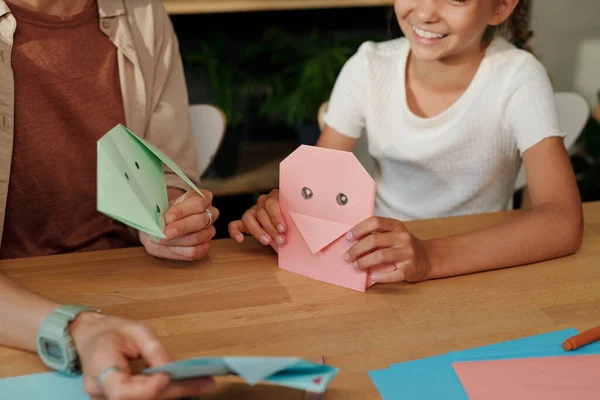 Handen Van Jonge Vrouw Gelukkig Jong Meisje Met Handgemaakte Origami — Stockfoto