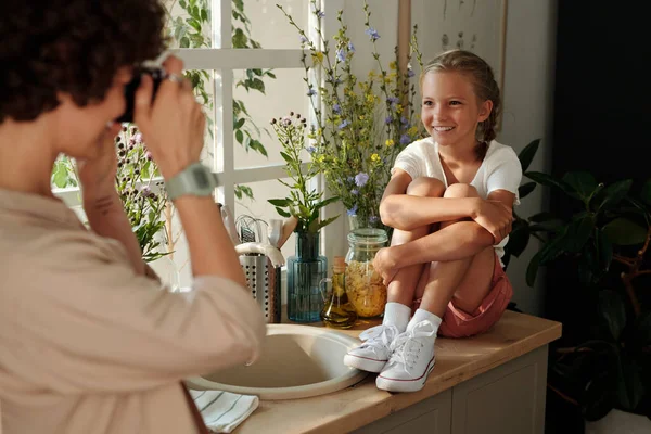 Cute Cheerful Girl Casualwear Sitting Sink Posing Camera Held Her — Stock Photo, Image