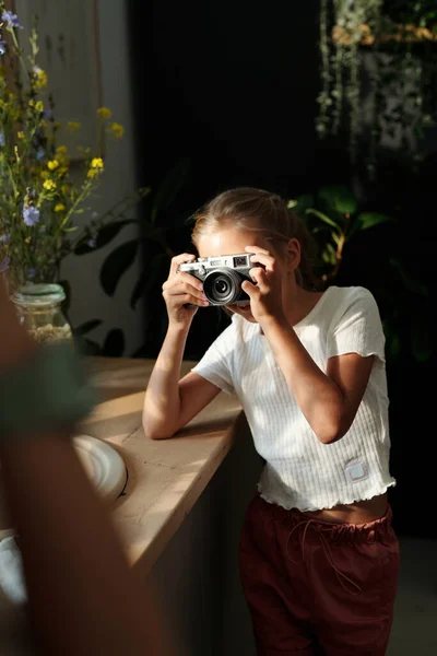 Cute Youthful Girl Retro Photocamera Her Face Taking Photo Her — Stock Photo, Image