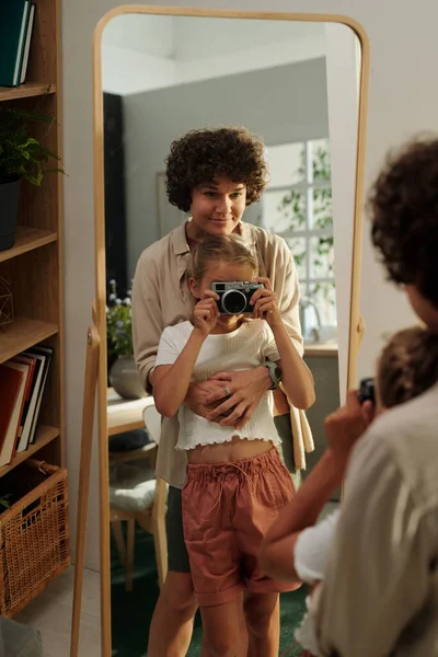 Reflexão Espelho Jovem Mulher Abraçando Sua Filha Jovem Bonito Com — Fotografia de Stock