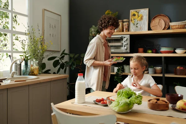 Feliz Jovem Mãe Carregando Sanduíche Legumes Frescos Para Sua Filha — Fotografia de Stock