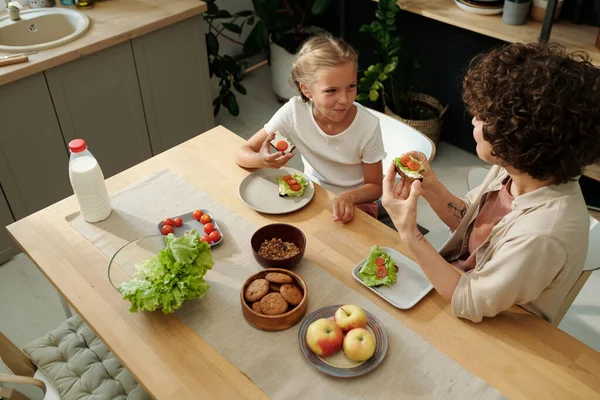 Menina Jovem Feliz Sua Mãe Comendo Sanduíches Vegetais Frescos Para — Fotografia de Stock