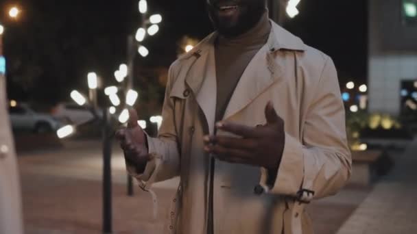 Junger Erwachsener Afroamerikaner Steht Abends Vor Seinem Kollegen Und Spricht — Stockvideo