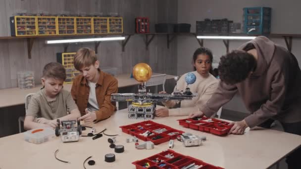 Drei Jungen Und Mädchen Arbeiten Ihren Projekten Der Robotikklasse Der — Stockvideo