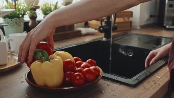 Zpomalený Pohyb Ořezané Ženy Oplachování Čerstvé Zeleniny Stojící Dřezu Kuchyni — Stock video