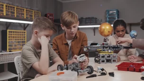 Kaukasischer Teenie Junge Besucht Robotikkurs Und Erzählt Seinem Freund Wie — Stockvideo
