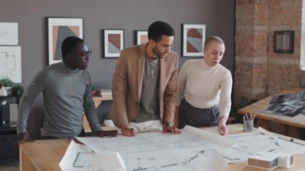 Moyen Des Architectes Afro Américains Biracial Caucasiens Debout Table Dans — Video