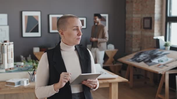 Öğleden Sonra Modern Mimari Bürosunda Duran Tablet Bilgisayarlı Mavi Gözlü — Stok video