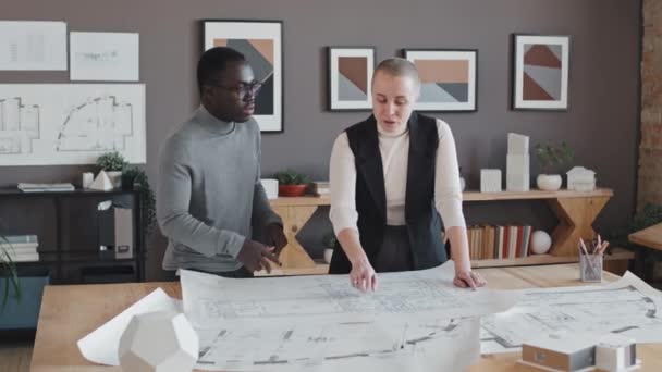 Medio Jóvenes Afroamericanos Caucásicos Pie Mesa Oficina Arquitectura Durante Día — Vídeos de Stock
