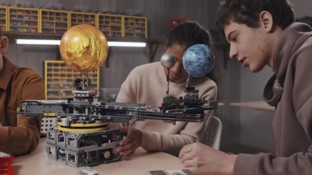 Modern Etnisch Divers Tiener Jongen Meisje Wonen Robotica Klasse School — Stockvideo